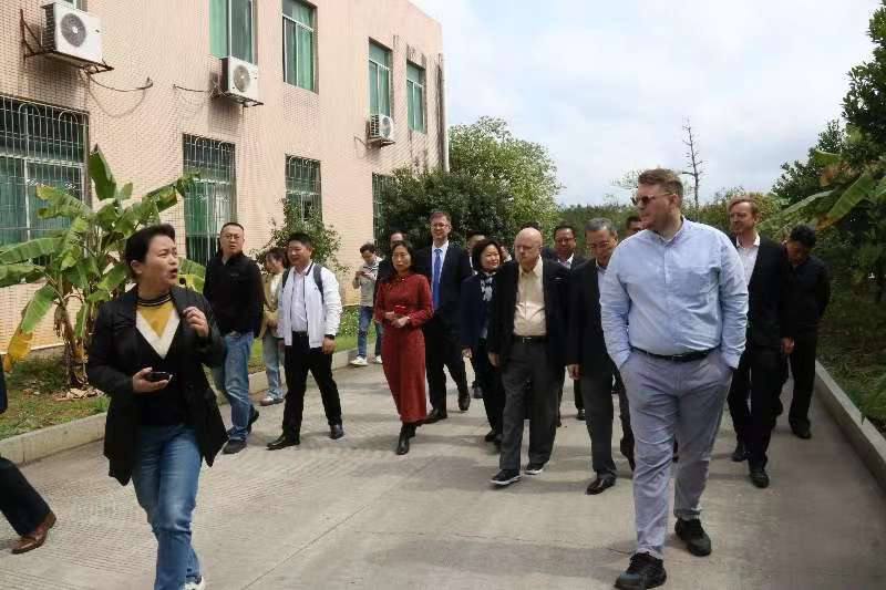 photo_2024-04-22-205450 - Londoner Post Dennis Richard, very venture china