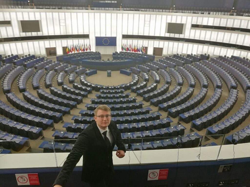 photo_2024-04-22-205511 - Londoner Post Dennis Richard, very venture china